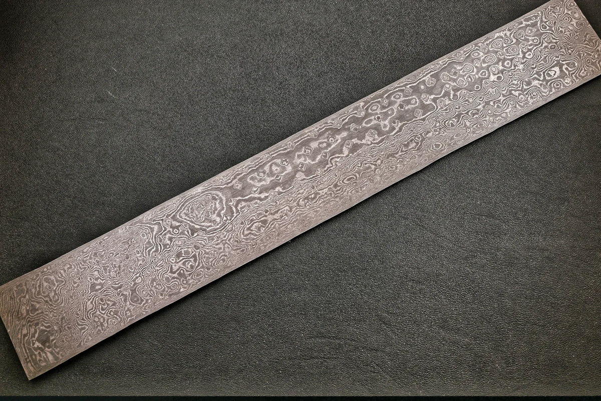 Damastplatte wild 240 Lagen 370×52×2,5 mm, zweite Ansicht des handgeschmiedeten Musters
