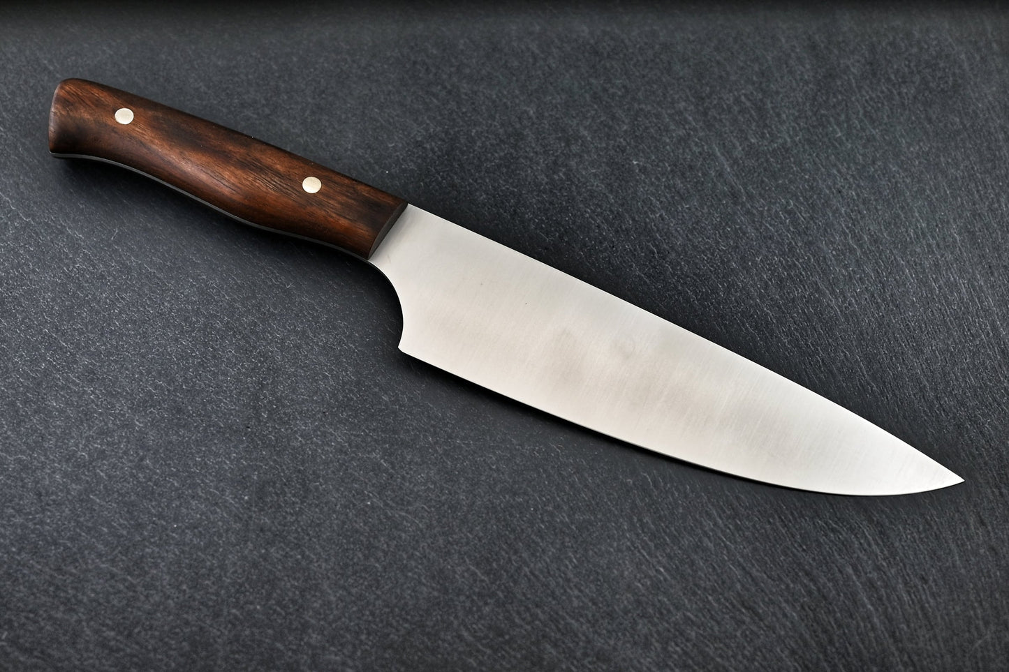 Chefmesser 18 cm mit rostfreier Klinge und gebogenem Stahl, brauner Holzgriff