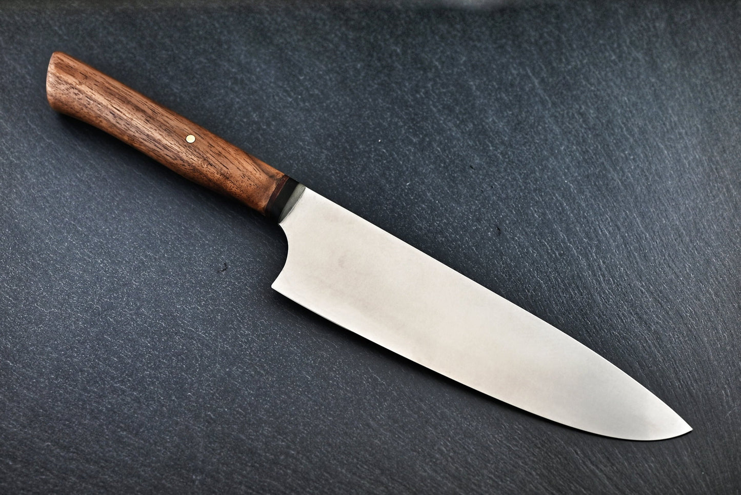 Chefmesser 19 cm, große Edelstahlklinge mit Holzgriff und dunklem Griffabschluss