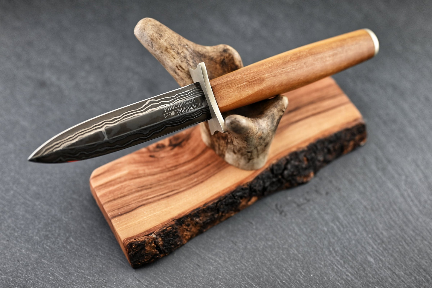 Paschinger Damast-Brieföffner: Damastklinge mit braunem Holzgriff und Halter
