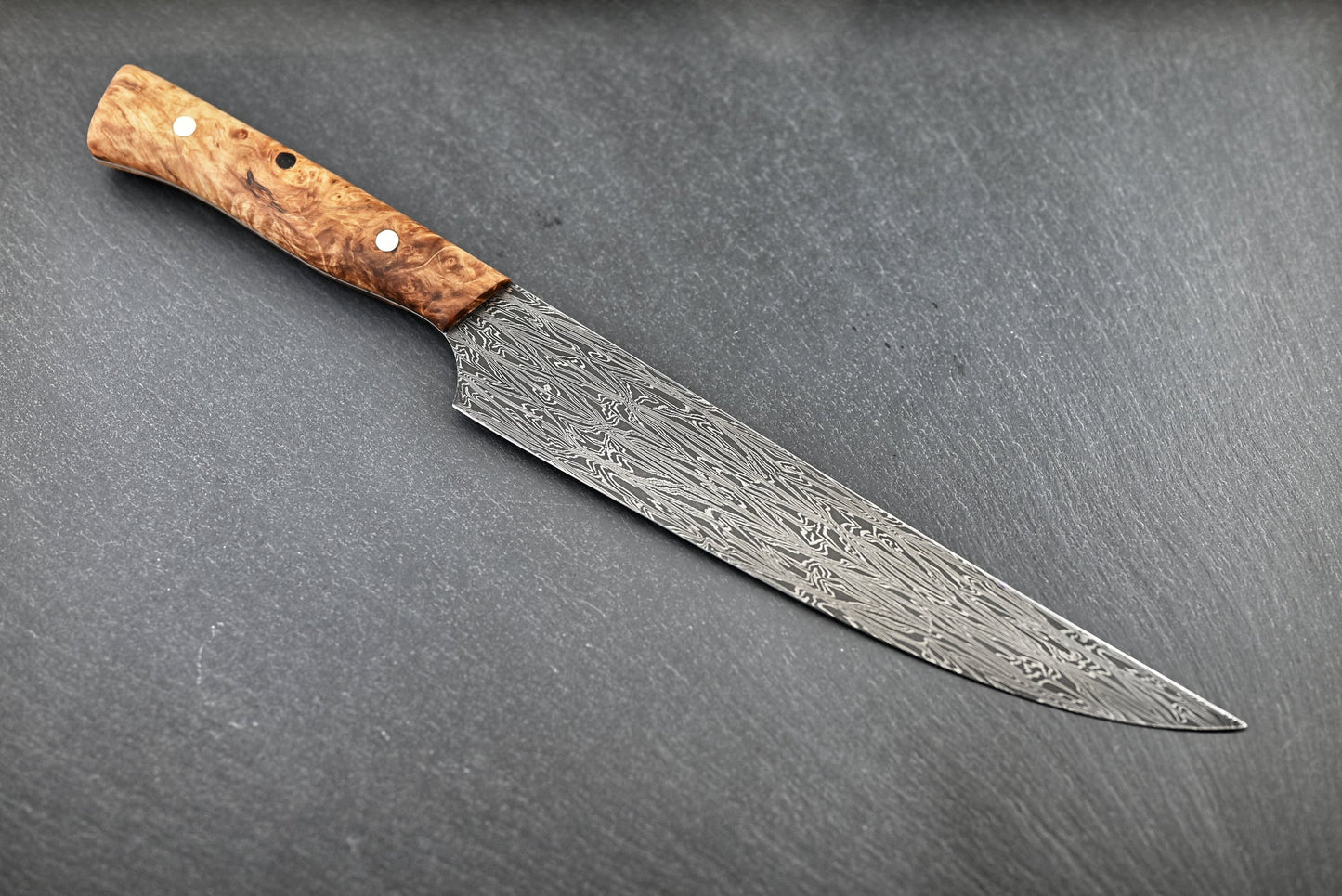 Mosaikdamast-Filetiermesser mit braunem Holzgriff und damaszierten Klingenmuster