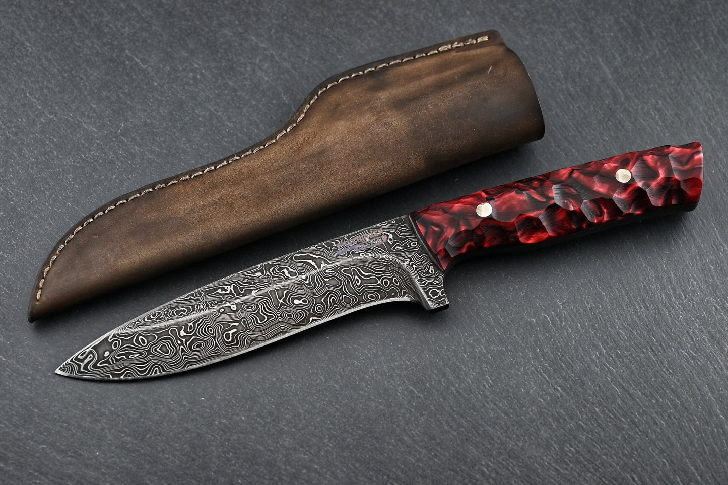 Jagdmesser „Big Hunter“ mit Damastklinge und rotem Griff, braune Lederscheide