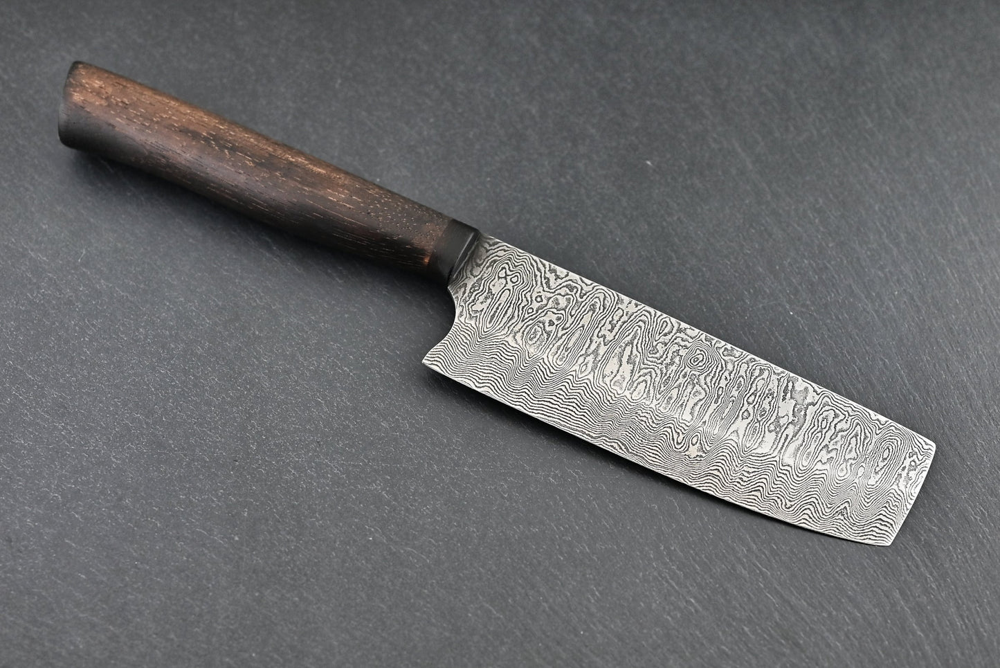 Damast Nakiri 120 Lagen: breite rechteckige Klinge mit Holzgriff, seitlich.