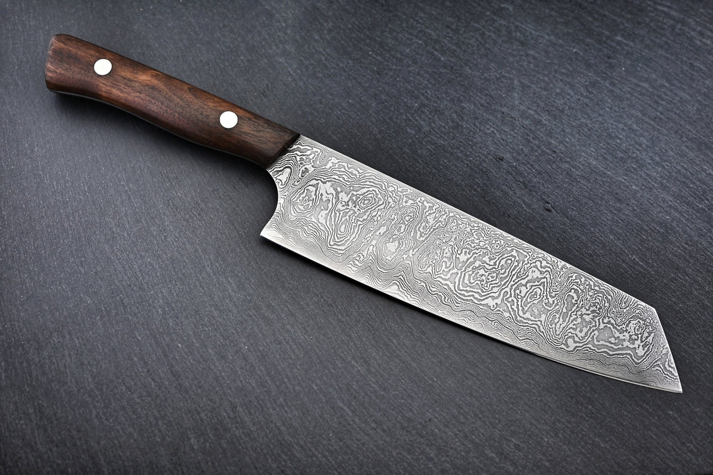 Damast-Santoku mit Holzgriff und Damastklinge, seitliche Ansicht