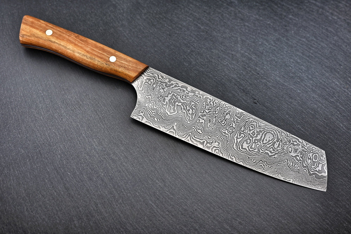 Santoku-Messer 20 cm: Damastklinge mit Holzgriff, seitliche Ansicht
