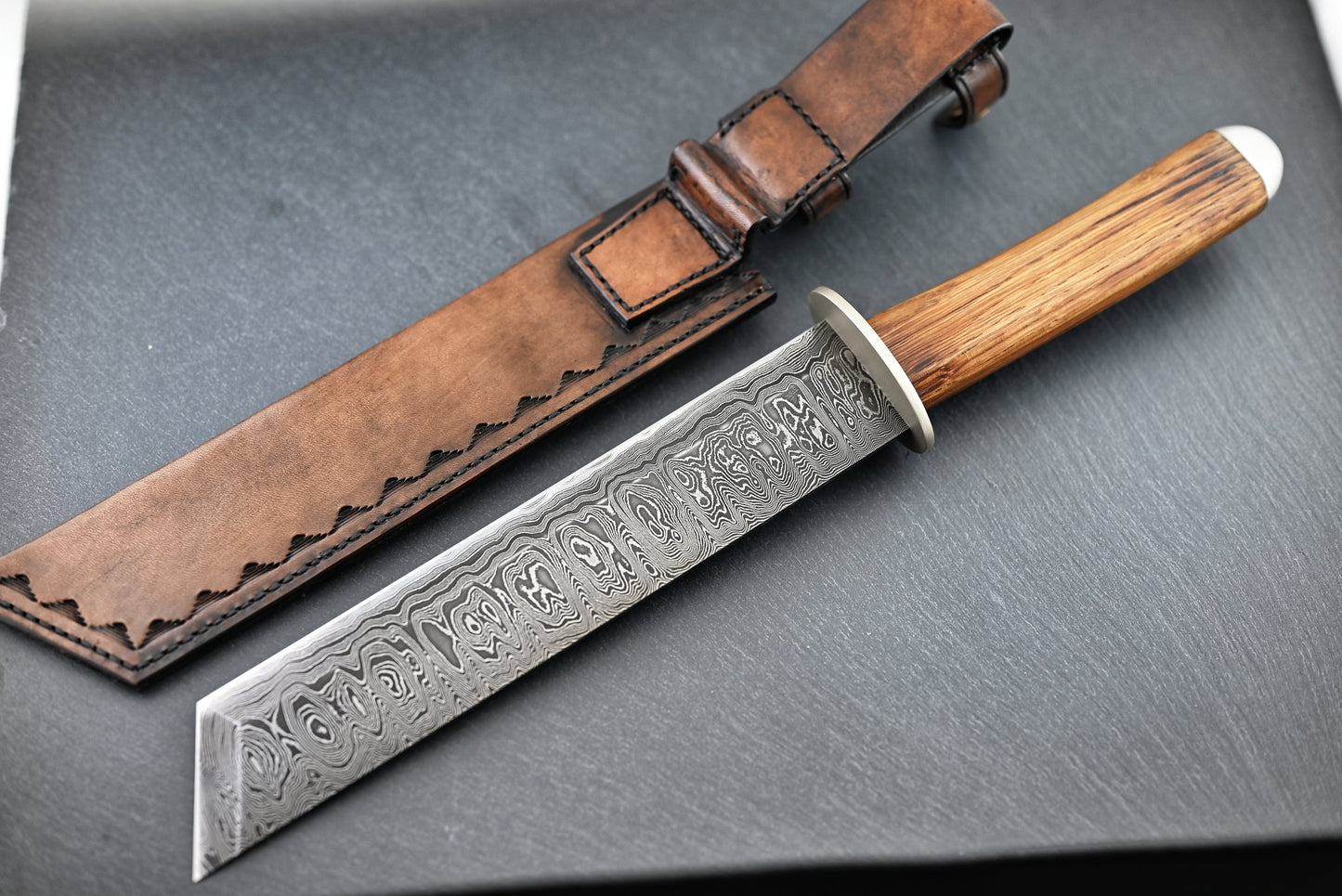 Damast Tanto Messer mit Holzgriff, brauner Lederscheide, damaszierte Klinge im Detail