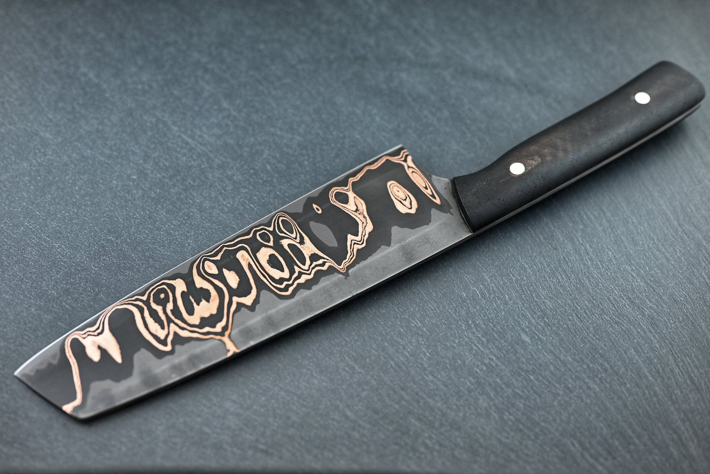 Kupfer-Damast Santoku mit rechteckiger Klinge und schwarzem Griff mit Nieten