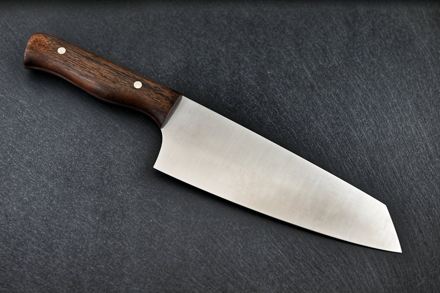 Santoku-Kochmesser rostfrei: Griffansatz und Klinge, dunkelbrauner Holzgriff