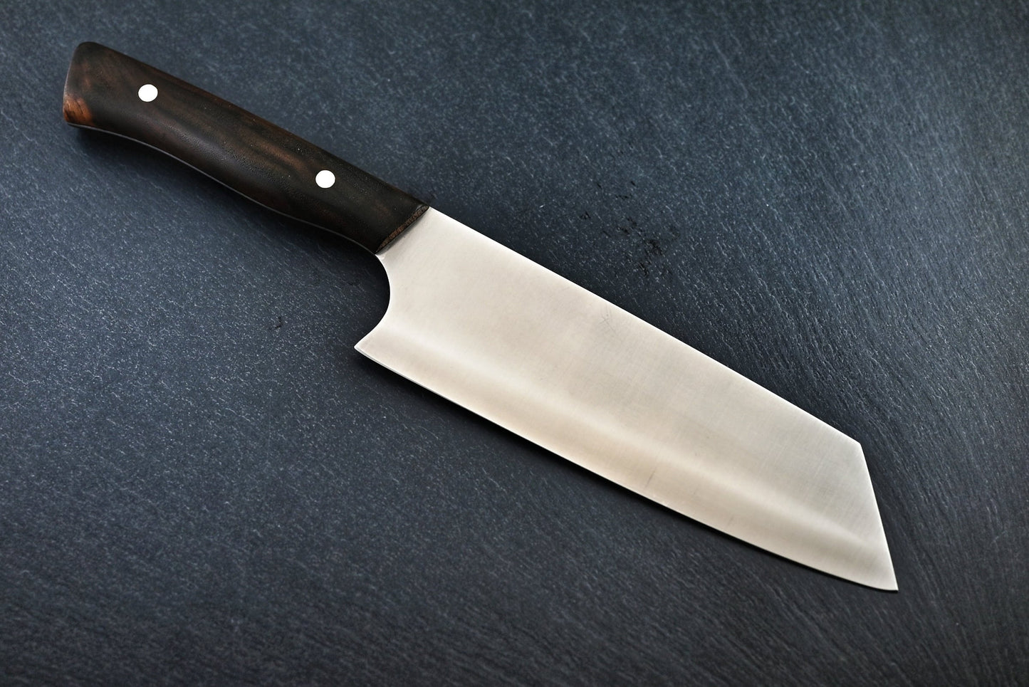 Santoku-Kochmesser rostfrei: breite Klinge, dunkler Griff, zwei Nieten