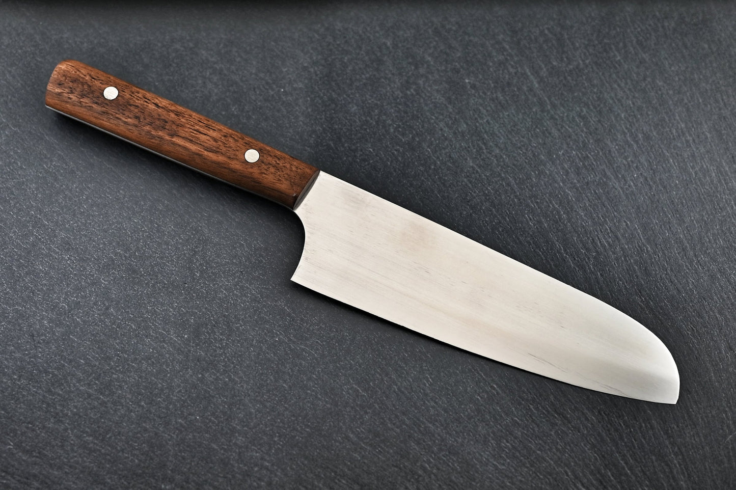 Santoku-Kochmesser, rostfreie Klinge und Holzgriff mit zwei Nieten