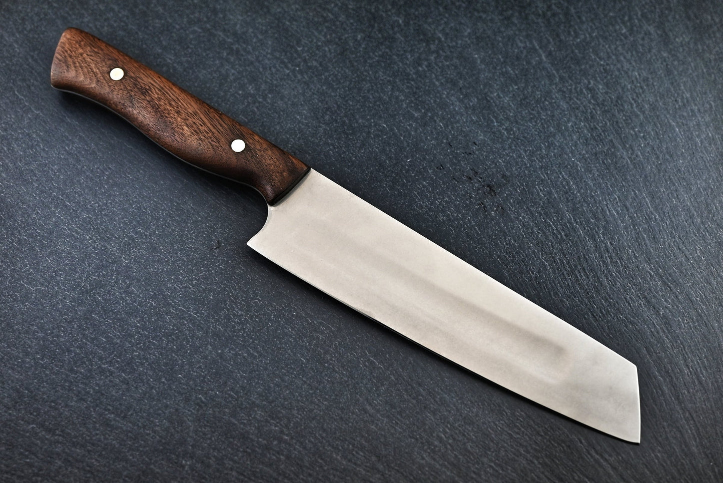 Santoku-Kochmesser seitlich: rostfreie Klinge und dunkler Holzgriff mit zwei Nieten