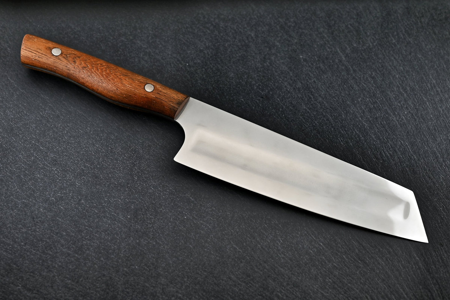 Santoku rostfreie Klinge seitlich mit Holzgriff und zwei Nieten