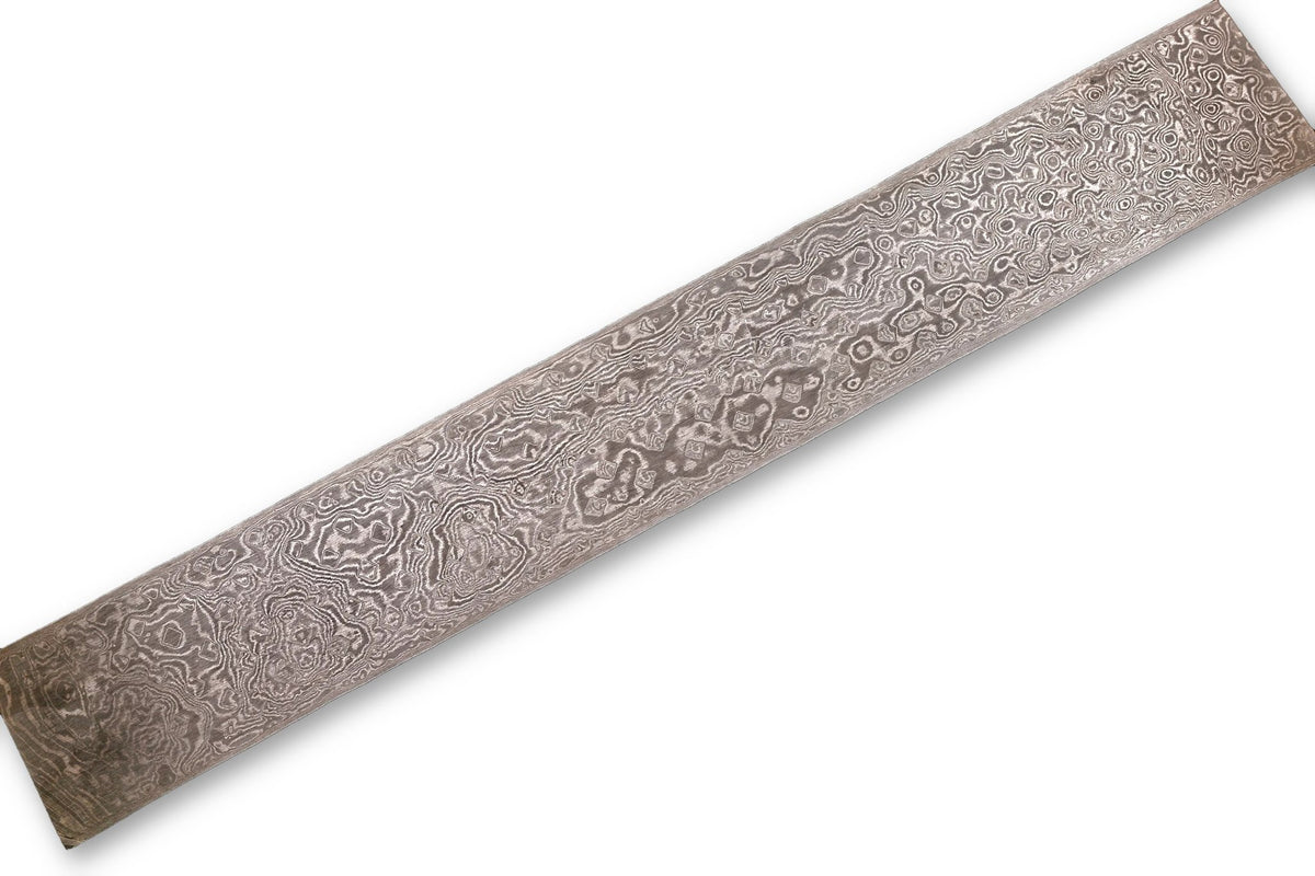 Damastplatte wild 240 Lagen 370×52×2,5 mm aus O2 und 15N20, freigestellt auf weißem Hintergrund