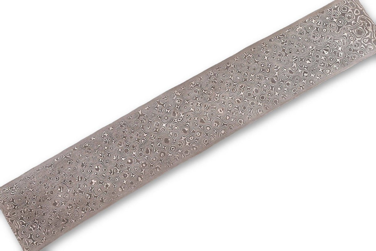 Damastplatte Rosen 240 Lagen 290×50×2,4 mm aus O2 und 15N20, freigestellt auf weißem Hintergrund