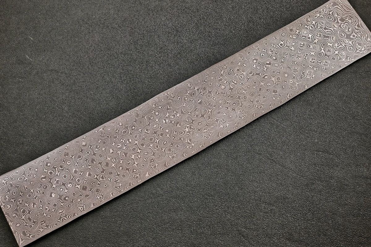 Damastplatte Rosen 240 Lagen 290×50×2,4 mm, zweite Ansicht des handgeschmiedeten Musters