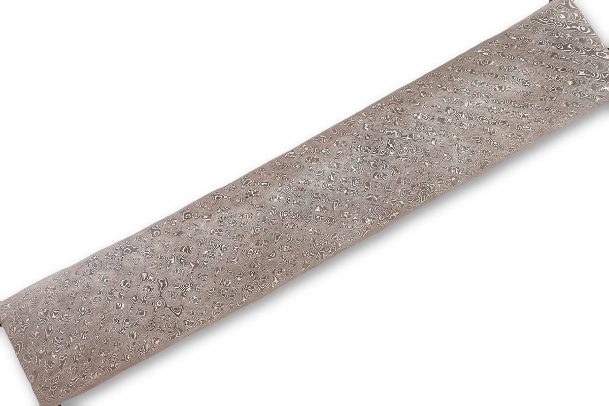 Damastplatte Rosen 240 Lagen 285×51×2,5 mm aus O2 und 15N20, freigestellt auf weißem Hintergrund