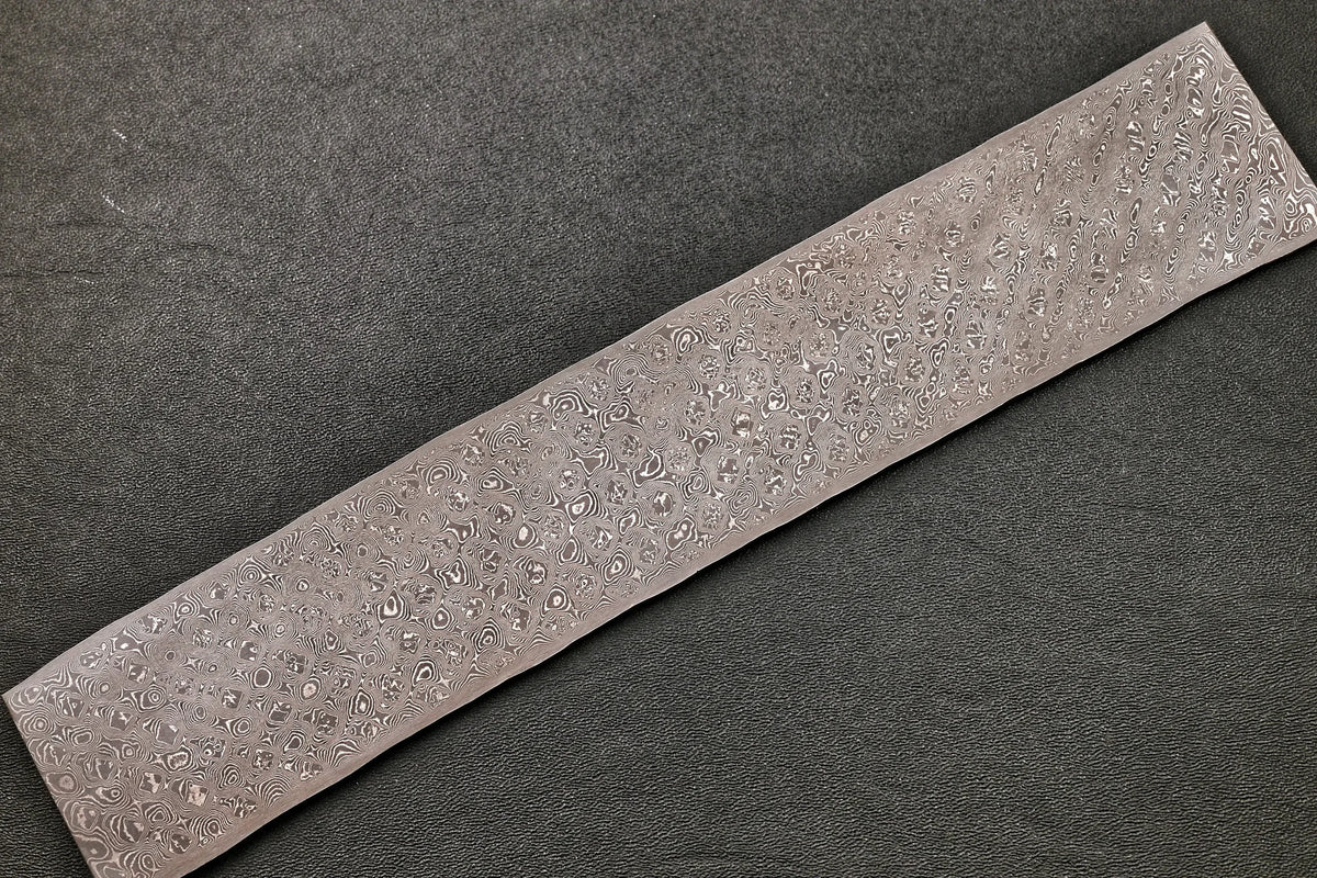 Damastplatte Rosen 240 Lagen 285×51×2,5 mm, zweite Ansicht des handgeschmiedeten Musters