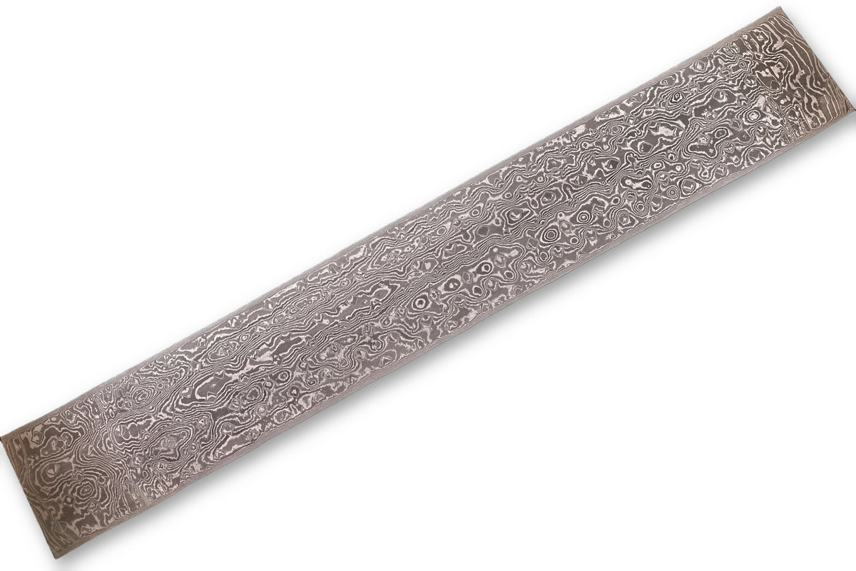 Damastplatte wild 240 Lagen 350×52×2,5 mm aus O2 und 15N20, freigestellt auf weißem Hintergrund