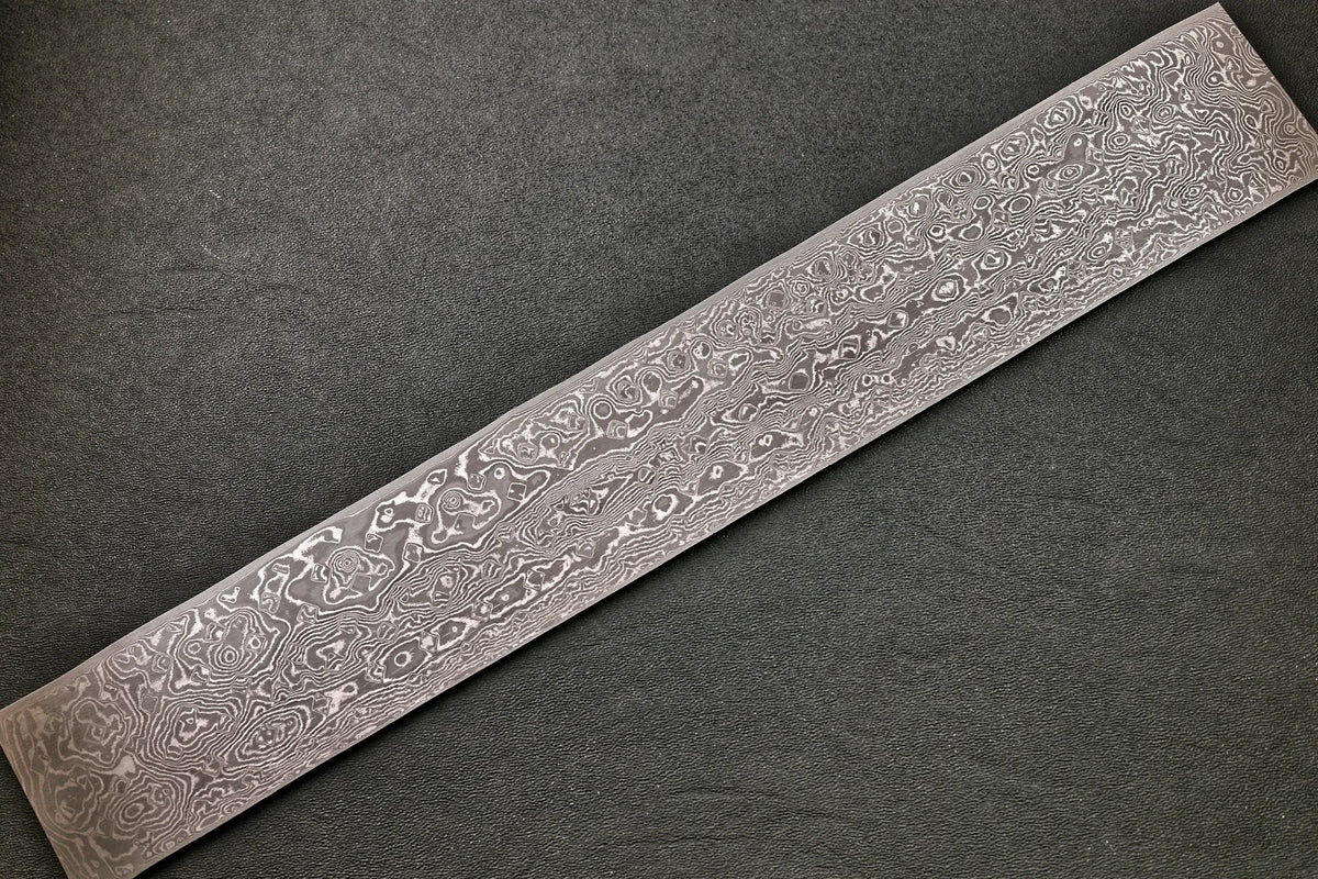 Damastplatte wild 240 Lagen 350×52×2,5 mm, zweite Ansicht des handgeschmiedeten Musters