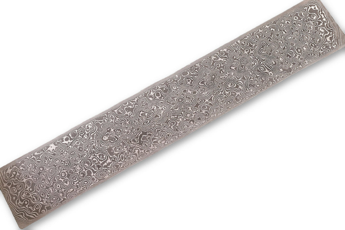 Damastplatte wild 240 Lagen 320×54×2,5 mm aus O2 und 15N20, freigestellt auf weißem Hintergrund