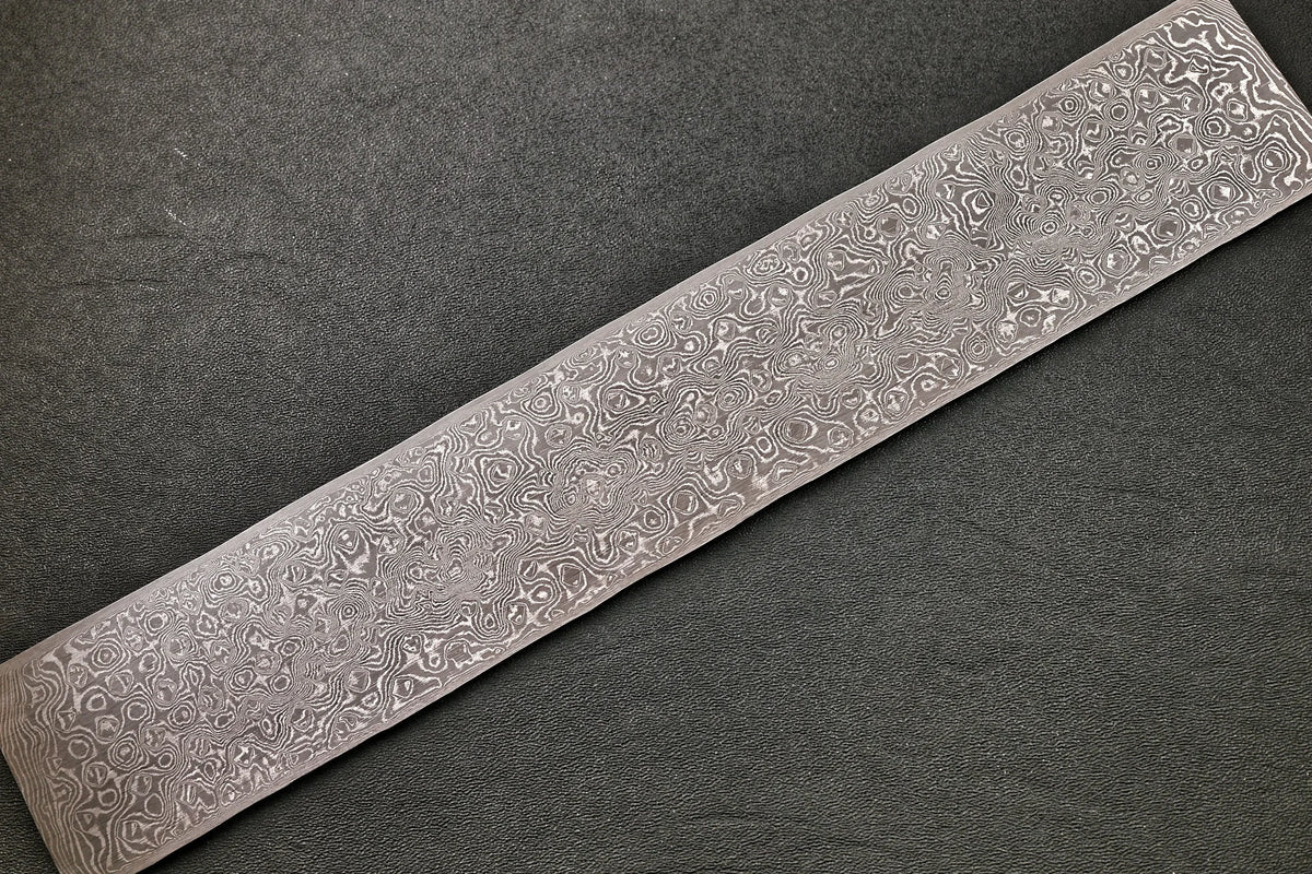 Damastplatte wild 240 Lagen 320×54×2,5 mm, zweite Ansicht des handgeschmiedeten Musters