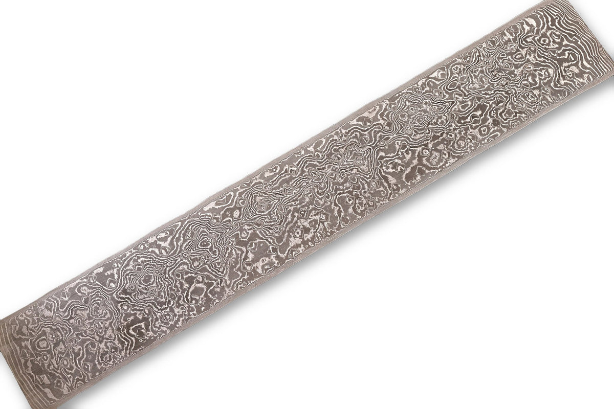 Damastplatte wild 240 Lagen 320×50×2,5 mm aus O2 und 15N20, freigestellt auf weißem Hintergrund