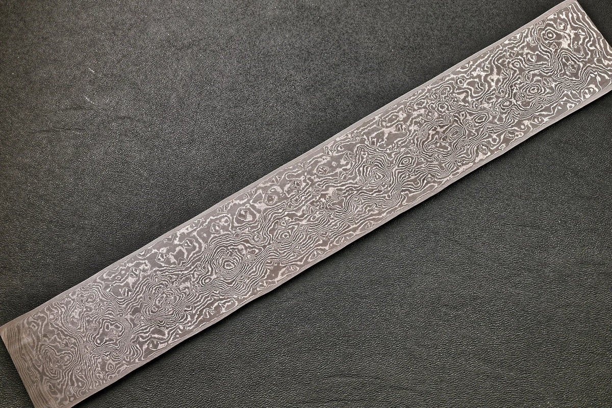 Damastplatte wild 240 Lagen 320×50×2,5 mm, zweite Ansicht des handgeschmiedeten Musters