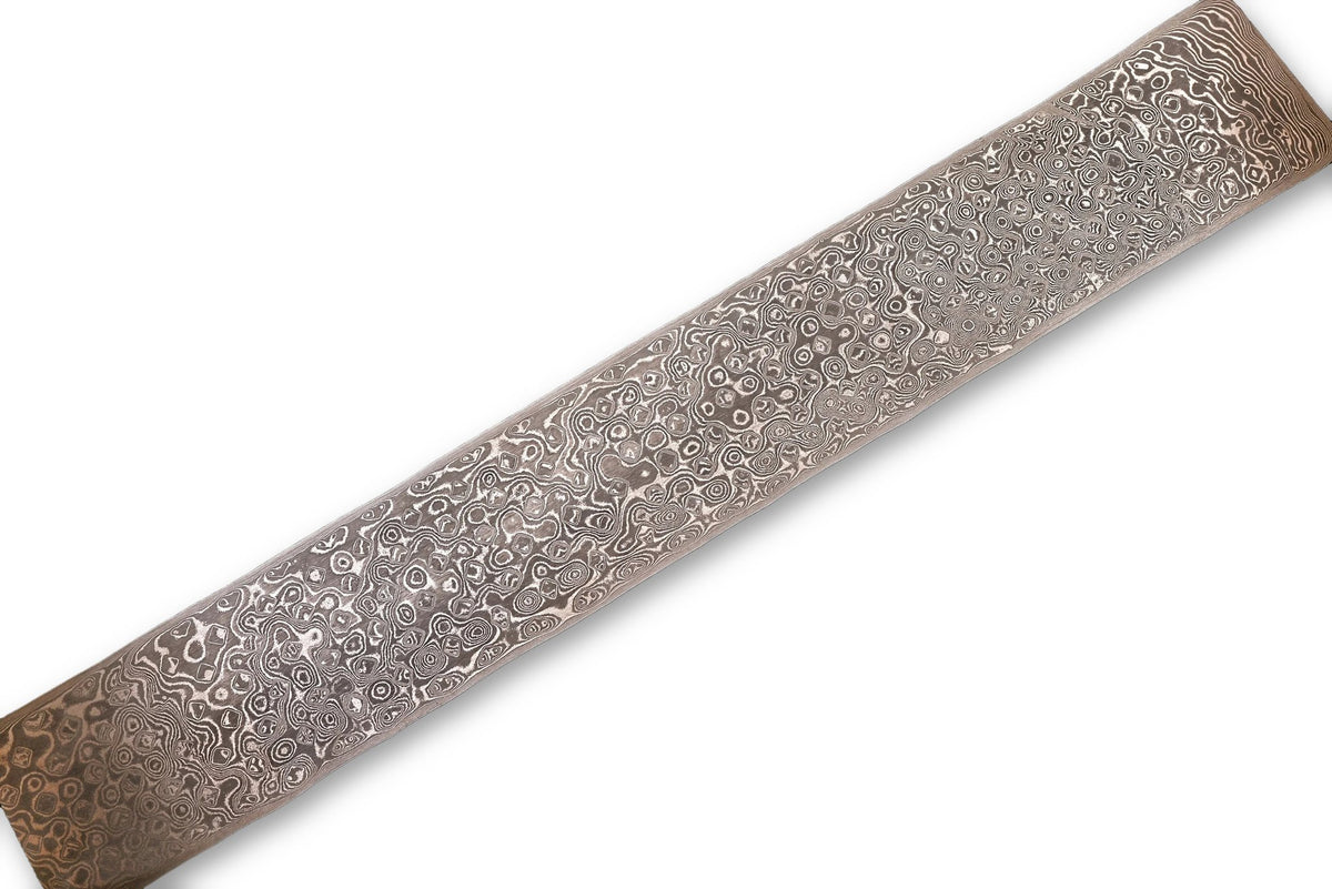 Damastplatte wild 240 Lagen 390×56×2,0 mm aus O2 und 15N20, freigestellt auf weißem Hintergrund