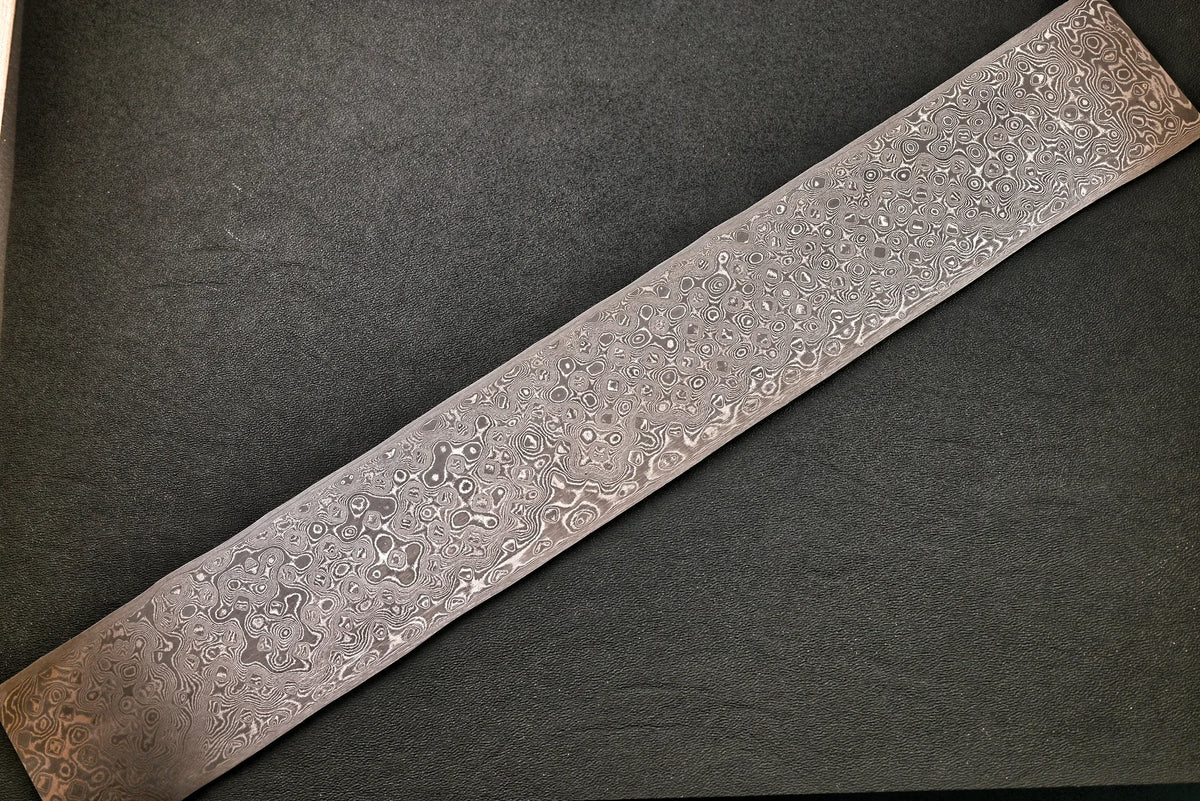 Damastplatte wild 240 Lagen 390×56×2,0 mm, zweite Ansicht des handgeschmiedeten Musters