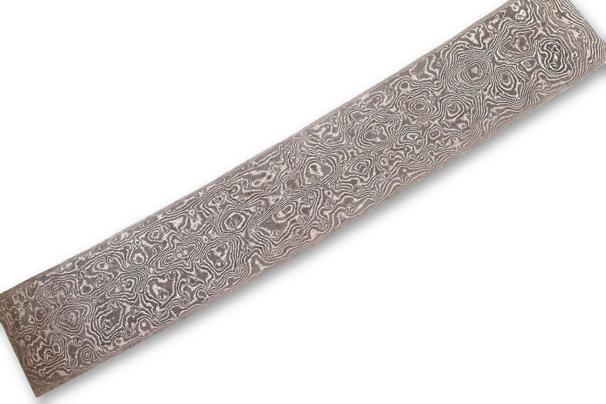 Damastplatte wild 200 Lagen 305×51×2,4 mm aus O2 und 15N20, freigestellt auf weißem Hintergrund
