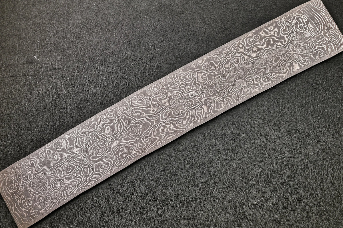 Damastplatte wild 200 Lagen 305×51×2,4 mm, zweite Ansicht des handgeschmiedeten Musters
