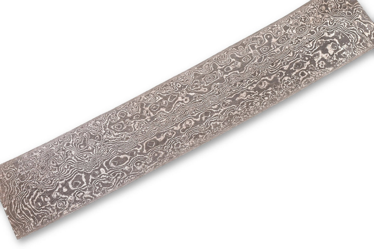 Damastplatte wild 200 Lagen 285×52×2,6 mm aus O2 und 15N20, freigestellt auf weißem Hintergrund