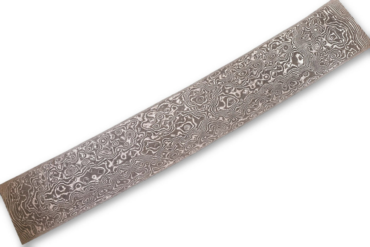 Damastplatte wild 200 Lagen 335×52×2,0 mm aus O2 und 15N20, freigestellt auf weißem Hintergrund