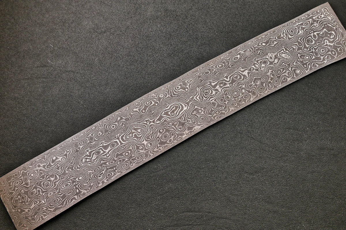 Damastplatte wild 200 Lagen 335×52×2,0 mm, zweite Ansicht des handgeschmiedeten Musters