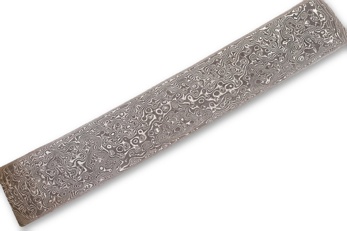 Damastplatte wild 200 Lagen 325×52×2,2 mm aus O2 und 15N20, freigestellt auf weißem Hintergrund