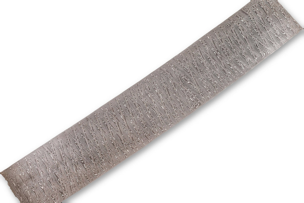 Damastplatte Leiter 120 Lagen 310×54×1,9 mm aus O2 und 15N20, freigestellt auf weißem Hintergrund