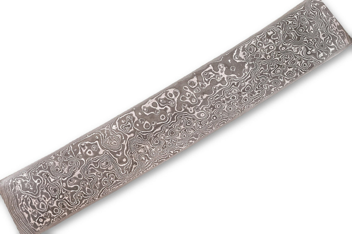 Damastplatte wild 120 Lagen 305×52×2,3 mm aus O2 und 15N20, freigestellt auf weißem Hintergrund