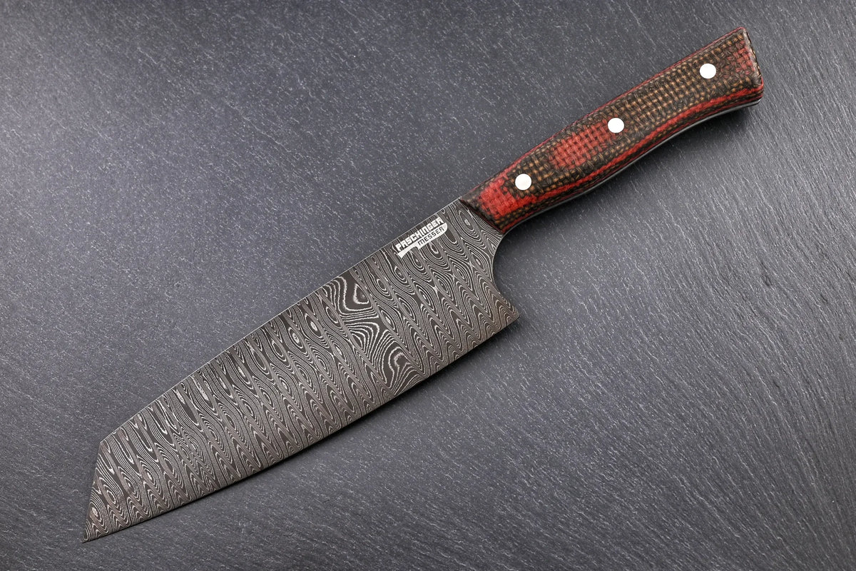 Damast Santoku 175 mm, Leiterdamast, Griff aus Micarta rot/grün – Seitenansicht mit Paschinger-Logo