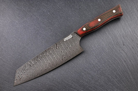 Damast Santoku 175 mm, Leiterdamast, Griff aus Micarta rot/grün – Seitenansicht mit Paschinger-Logo