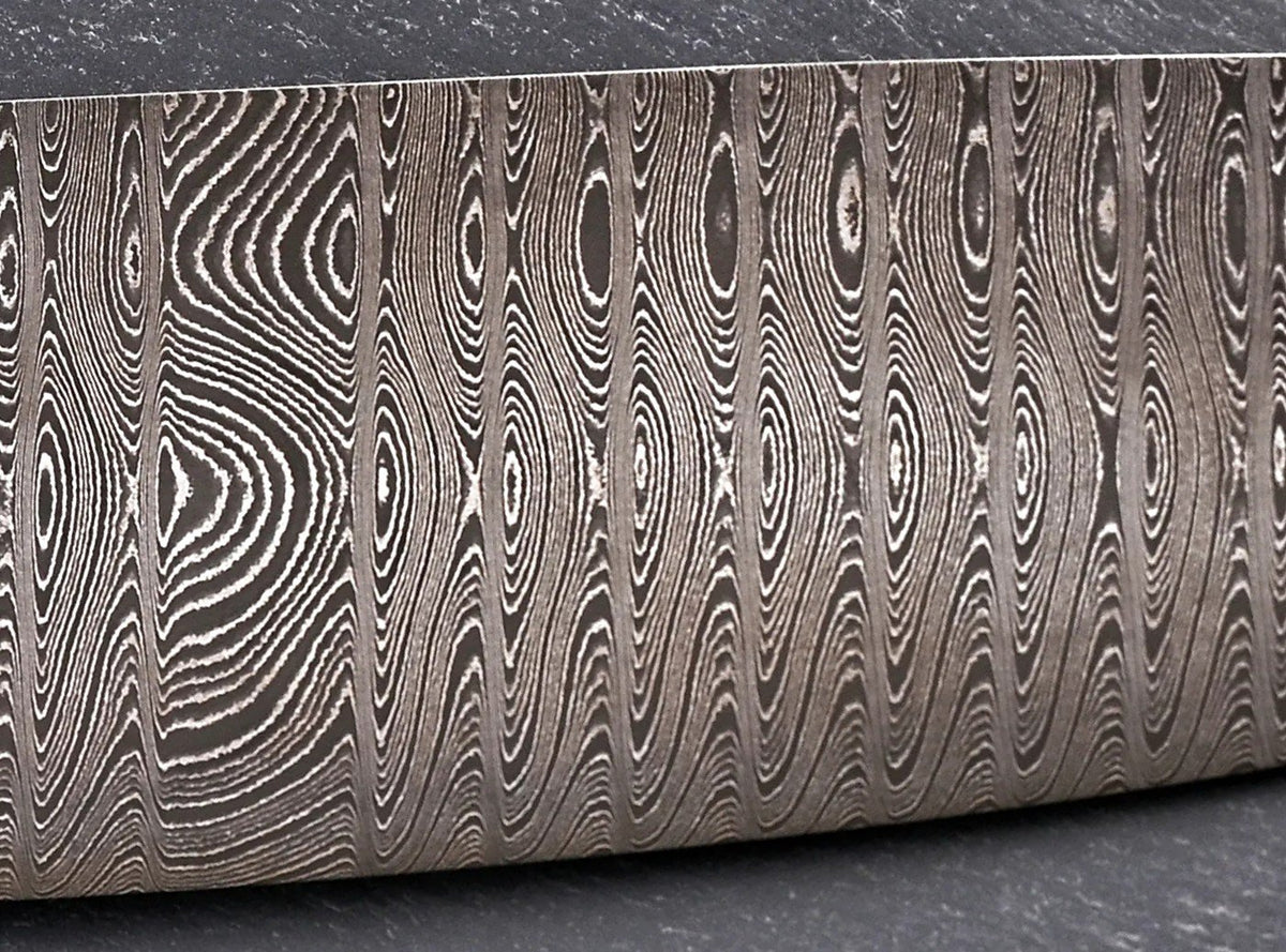 Detailaufnahme des Damastmusters – Santoku 175 mm, Leiterdamast