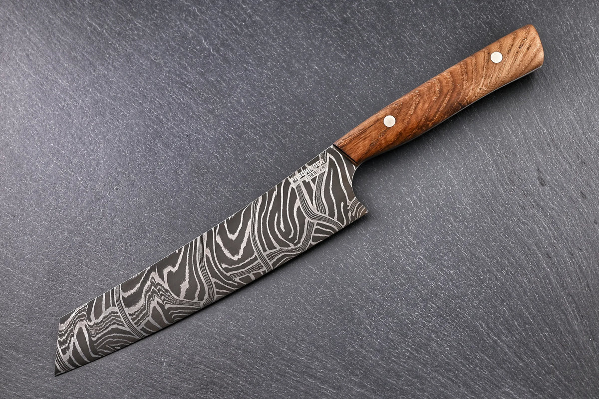 Damast Santoku 175 mm, wilder Damast, Griff aus Eiche – Seitenansicht mit Paschinger-Logo
