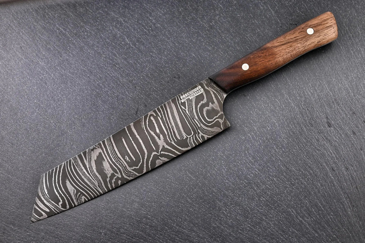 Damast Santoku 185 mm, wilder Damast, Griff aus Nussholz – Seitenansicht mit Paschinger-Logo