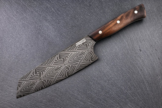 Damast Santoku 170 mm, Mosaikdamast, Griff aus Nussholz – Seitenansicht mit Paschinger-Logo