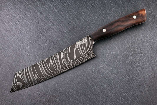 Damast Santoku 175 mm, wilder Damast, Griff aus Nussholz – Seitenansicht mit Paschinger-Logo