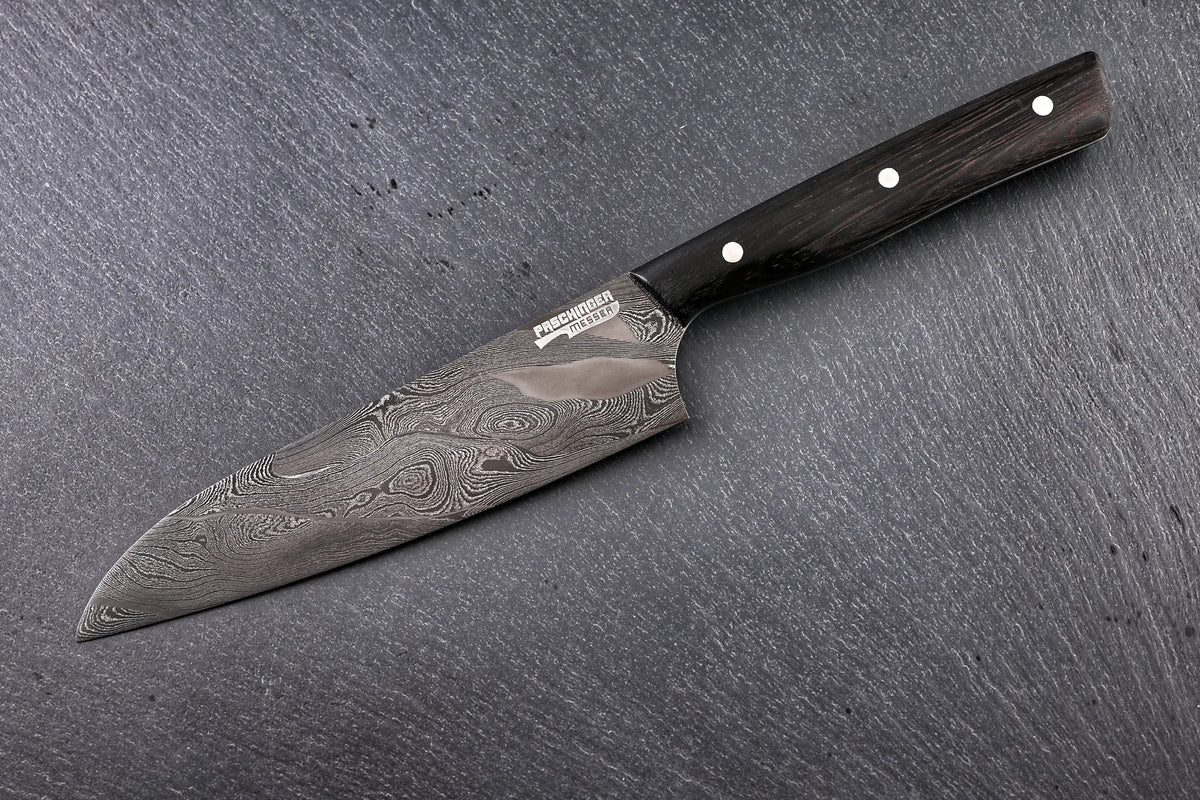 Damast Petty 145 mm, Kanisterdamast, Griff aus Wenge – Seitenansicht mit Paschinger-Logo