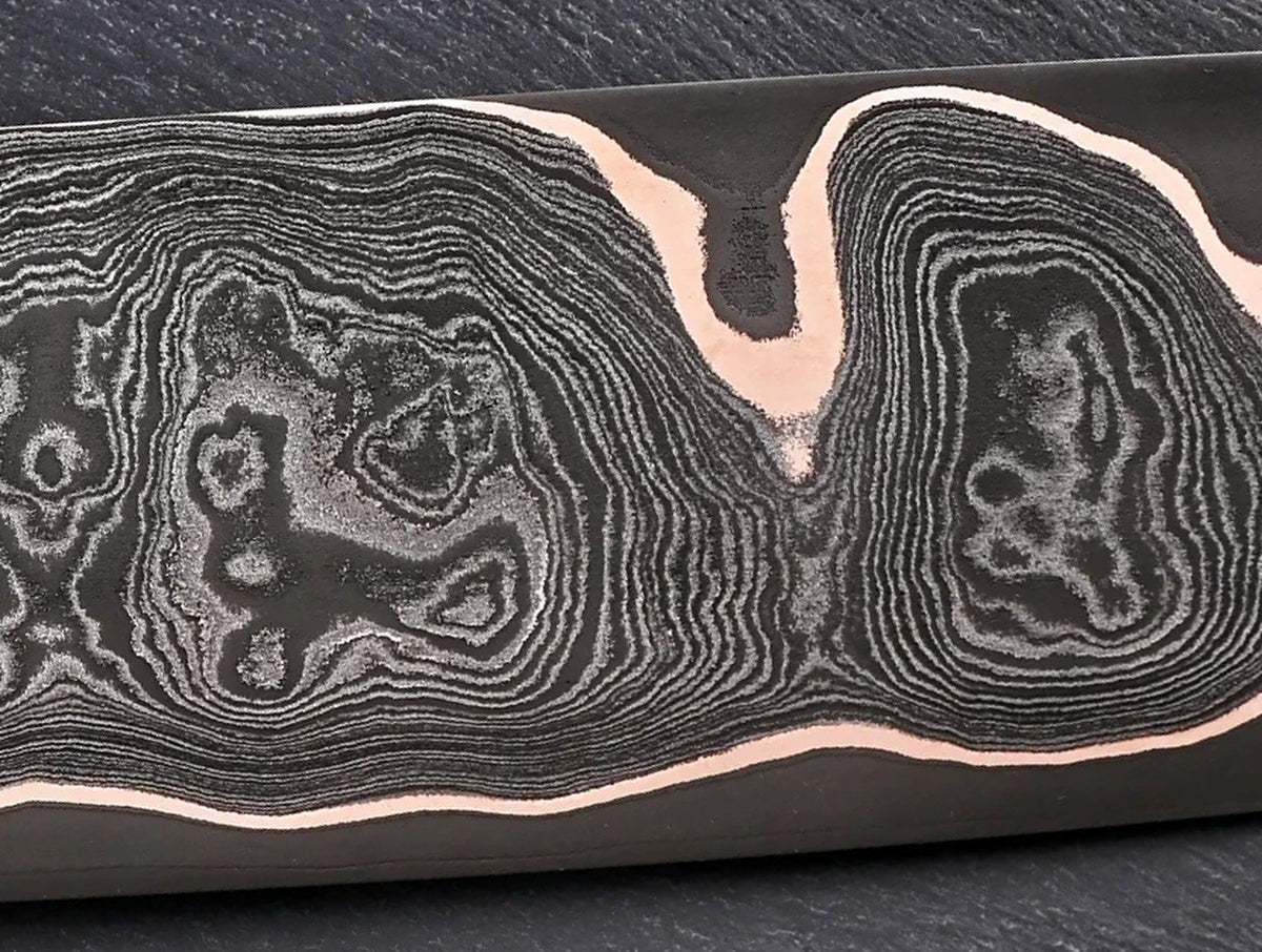 Detailaufnahme des Damastmusters – Chinesisches Kochmesser 200 mm, Apex Ultra, Kupfer & Damast