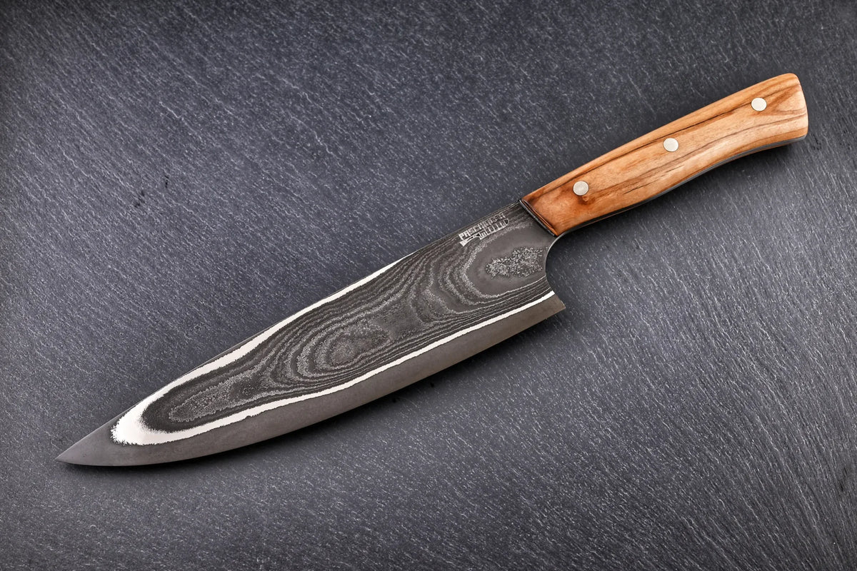 Damast Chefmesser 200 mm, Apex Ultra & Nickel, Griff aus Olivenholz – Seitenansicht mit Paschinger-Logo