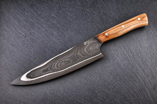 Damast Chefmesser 200 mm, Apex Ultra & Nickel, Griff aus Olivenholz – Seitenansicht mit Paschinger-Logo