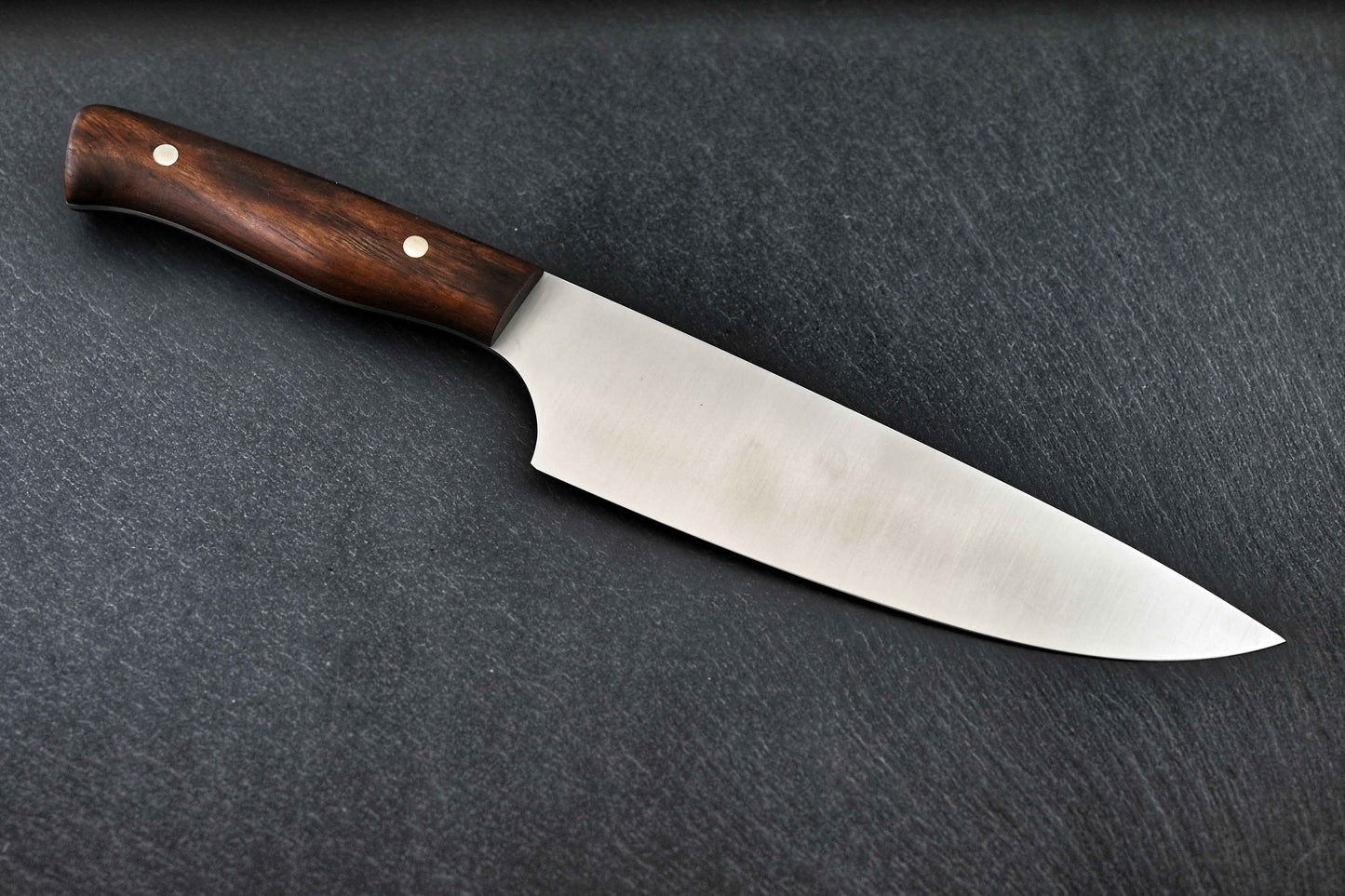 Chefmesser 18 cm mit rostfreier Klinge und gebogenem Stahl, brauner Holzgriff