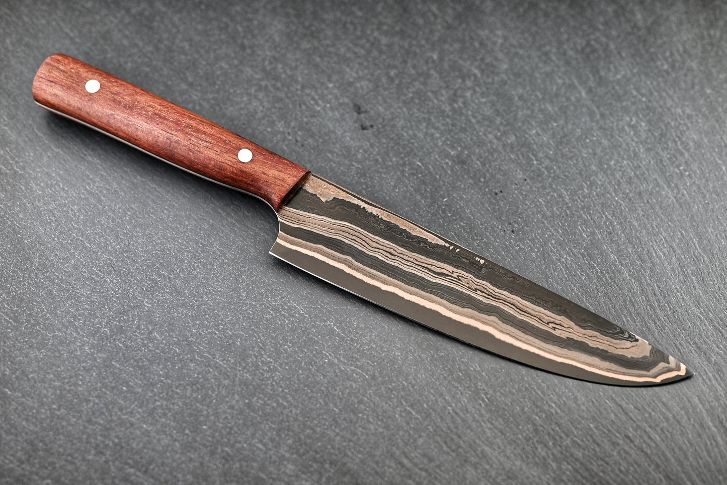 Chefmesser Kupferdamast Apex Ultra, Seitenansicht der Klinge, Holzgriff